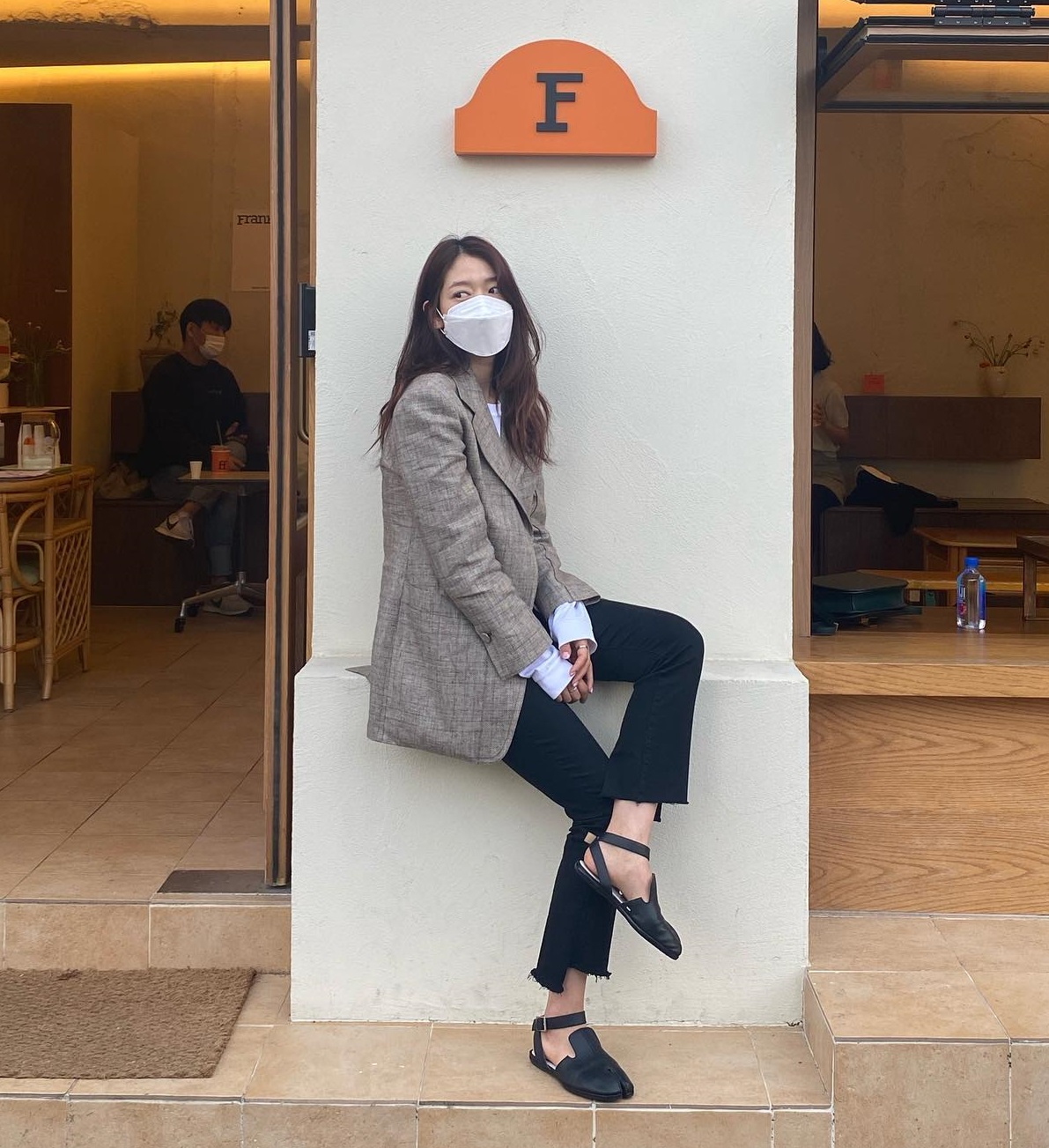 Bộ sưu tập áo khoác đẹp mê của Park Shin Hye: Toàn kiểu sang trọng và trẻ trung, phù hợp với tuổi ngoài 30 - Ảnh 10. Bộ sưu tập áo khoác đẹp mê của Park Shin Hye: Toàn kiểu sang trọng và trẻ trung, phù hợp với tuổi ngoài 30 - Ảnh 10.