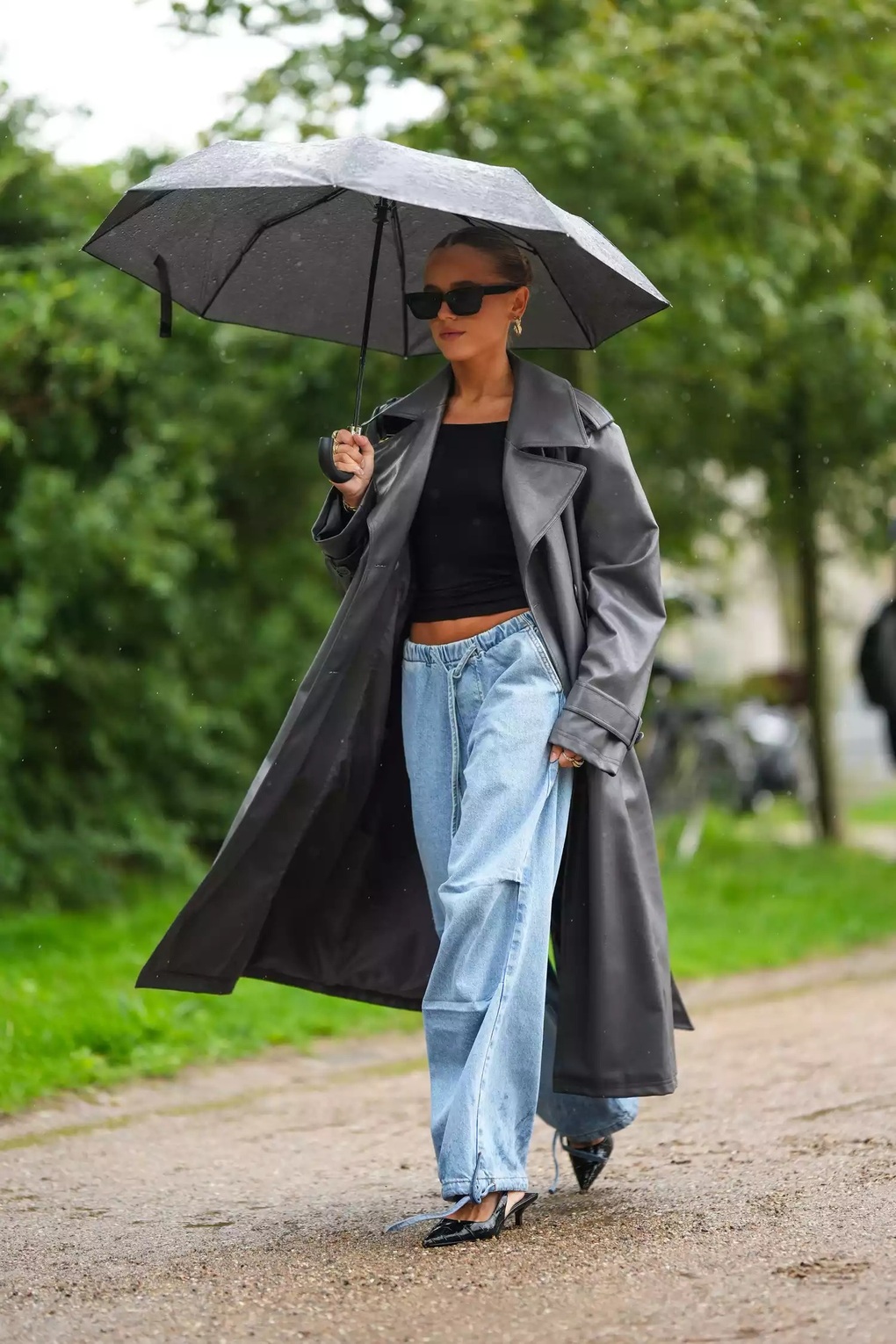 10 kiểu giày lý tưởng để phối với quần jeans - Ảnh 2. 10 kiểu giày lý tưởng để phối với quần jeans - Ảnh 2.