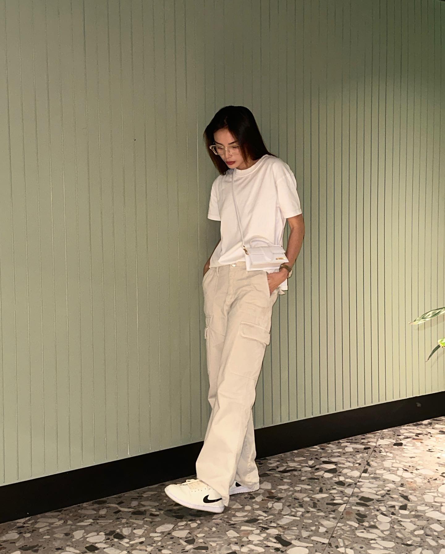 Mặc áo trắng trẻ trung và thanh lịch như mỹ nhân Việt- Ảnh 7. Mặc áo trắng trẻ trung và thanh lịch như mỹ nhân Việt- Ảnh 7.