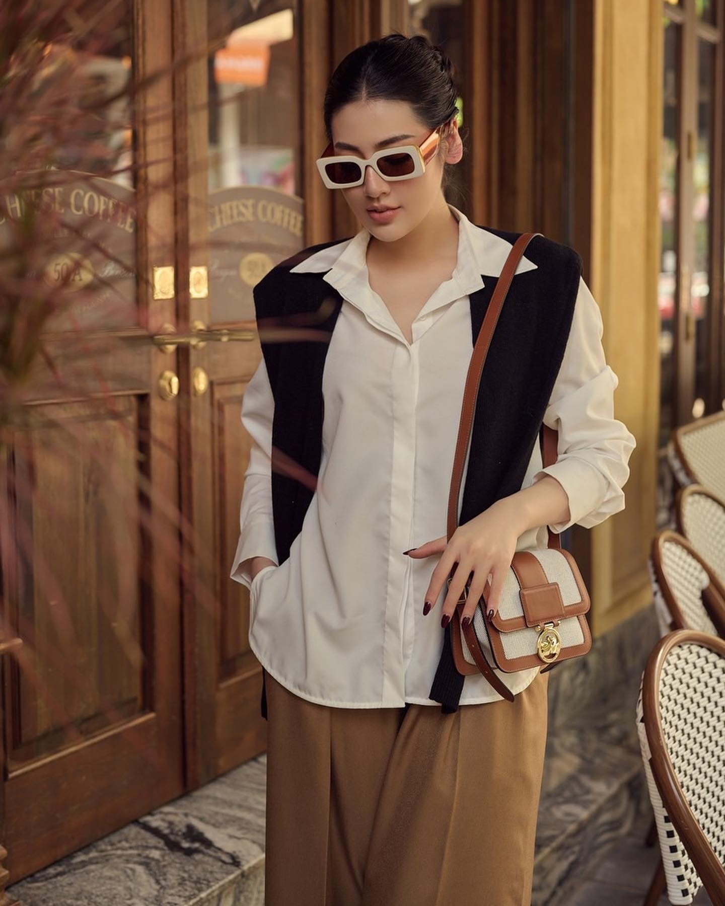 Mặc áo trắng trẻ trung và thanh lịch như mỹ nhân Việt- Ảnh 6. Mặc áo trắng trẻ trung và thanh lịch như mỹ nhân Việt- Ảnh 6.