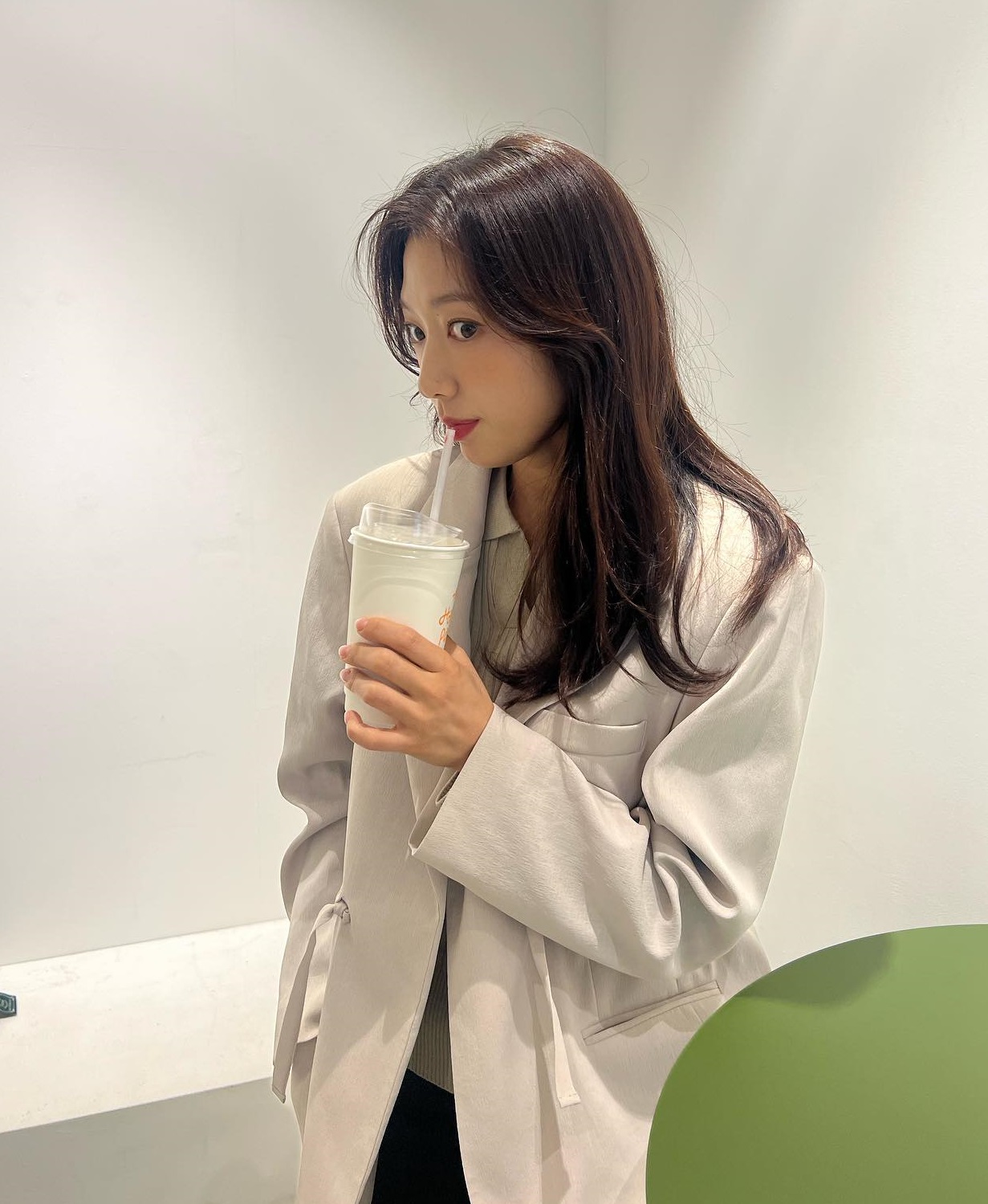 Bộ sưu tập áo khoác đẹp mê của Park Shin Hye: Toàn kiểu sang trọng và trẻ trung, phù hợp với tuổi ngoài 30 - Ảnh 7. Bộ sưu tập áo khoác đẹp mê của Park Shin Hye: Toàn kiểu sang trọng và trẻ trung, phù hợp với tuổi ngoài 30 - Ảnh 7.