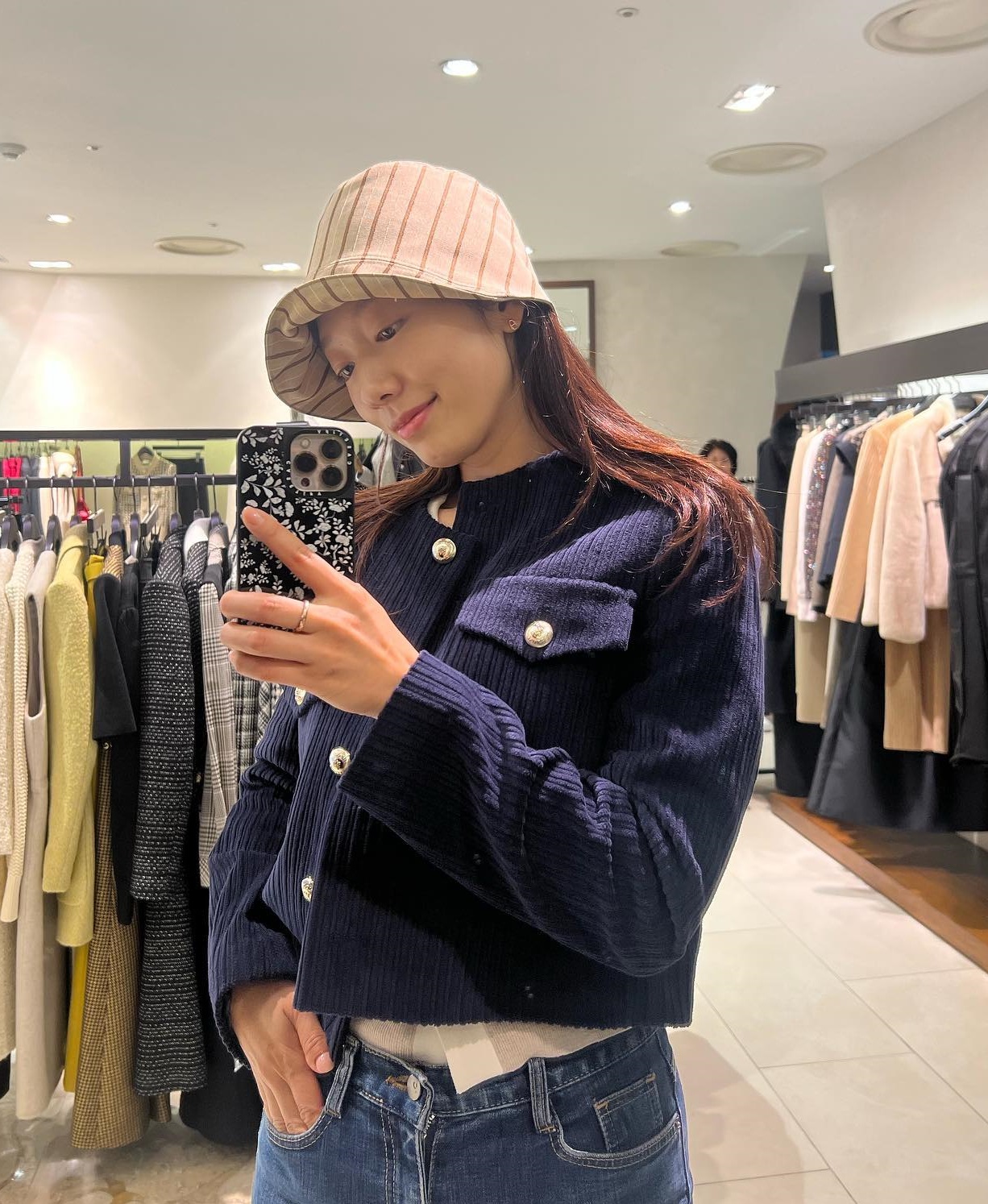 Bộ sưu tập áo khoác đẹp mê của Park Shin Hye: Toàn kiểu sang trọng và trẻ trung, phù hợp với tuổi ngoài 30 - Ảnh 5. Bộ sưu tập áo khoác đẹp mê của Park Shin Hye: Toàn kiểu sang trọng và trẻ trung, phù hợp với tuổi ngoài 30 - Ảnh 5.