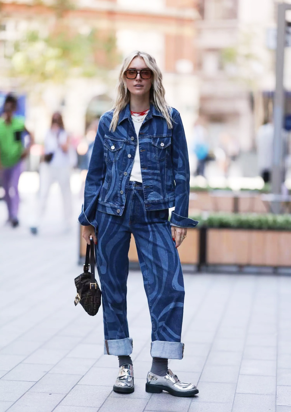 10 kiểu giày lý tưởng để phối với quần jeans - Ảnh 4. 10 kiểu giày lý tưởng để phối với quần jeans - Ảnh 4.