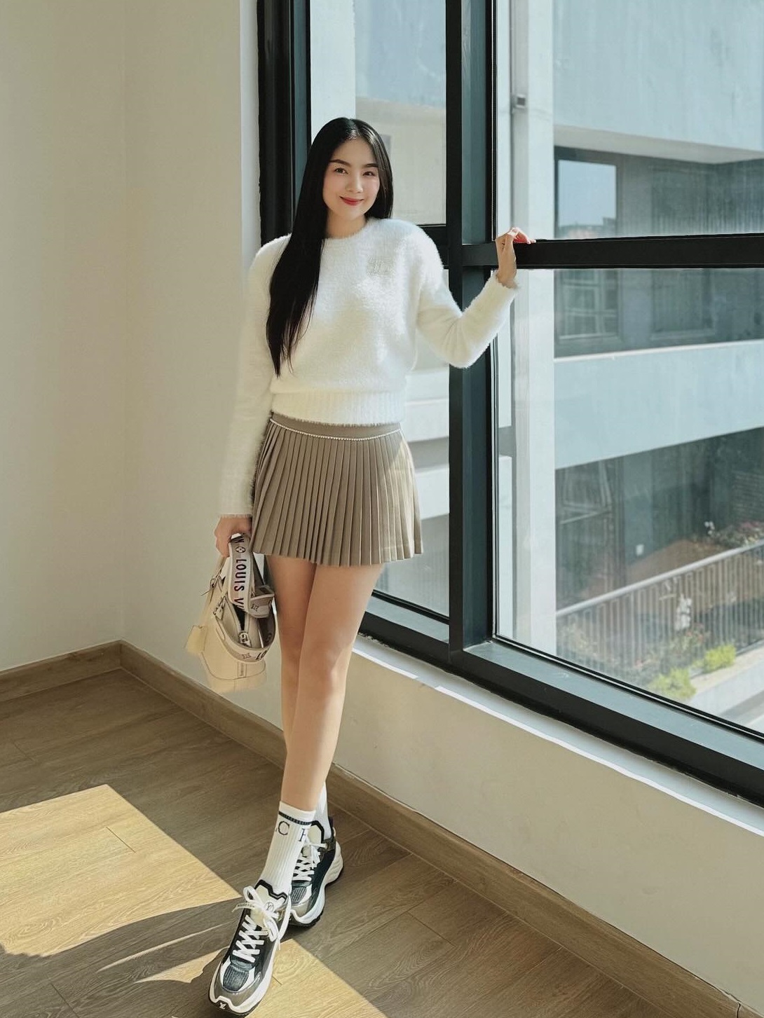 Mặc áo trắng trẻ trung và thanh lịch như mỹ nhân Việt- Ảnh 3. Mặc áo trắng trẻ trung và thanh lịch như mỹ nhân Việt- Ảnh 3.