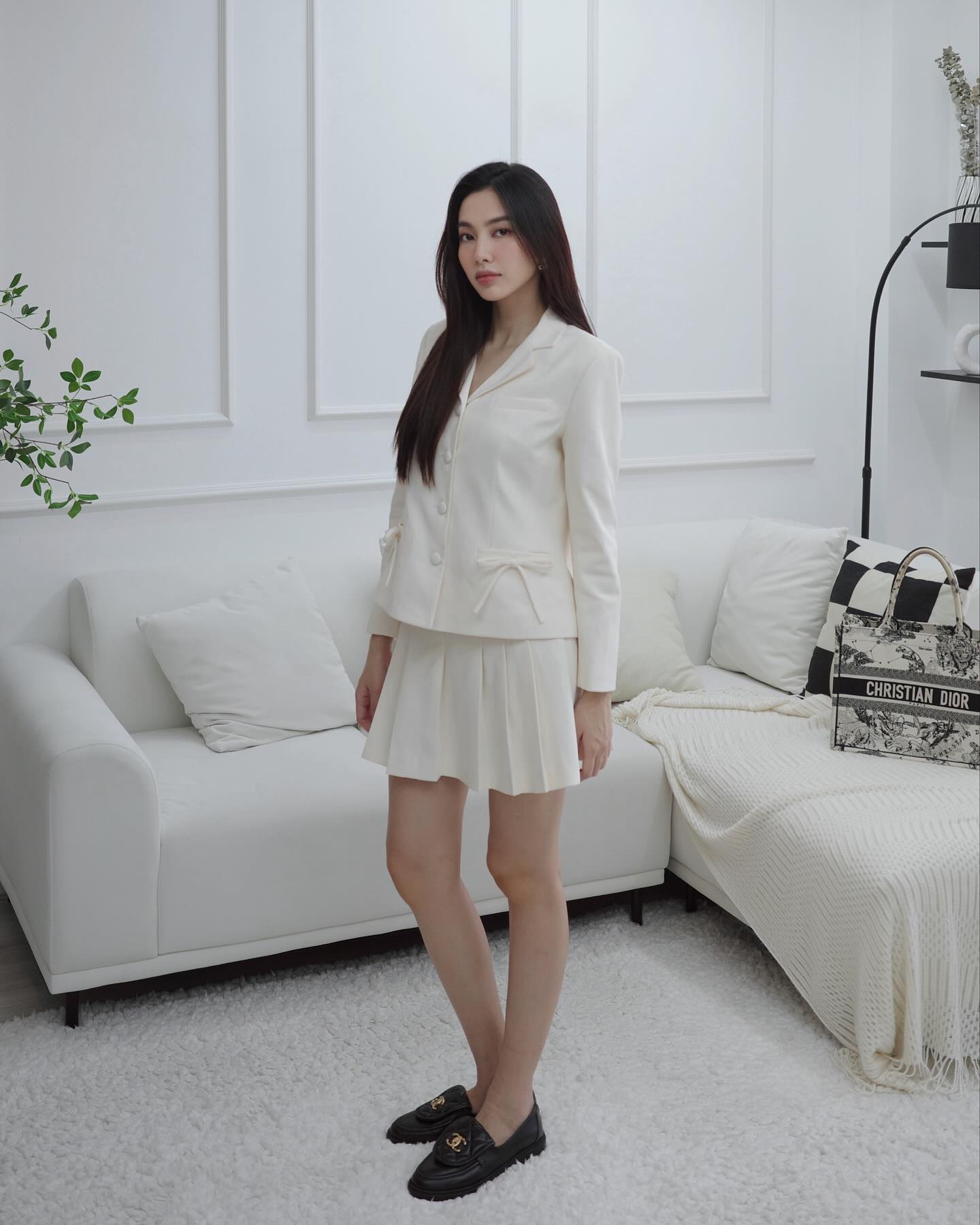 Mặc áo trắng trẻ trung và thanh lịch như mỹ nhân Việt- Ảnh 2. Mặc áo trắng trẻ trung và thanh lịch như mỹ nhân Việt- Ảnh 2.