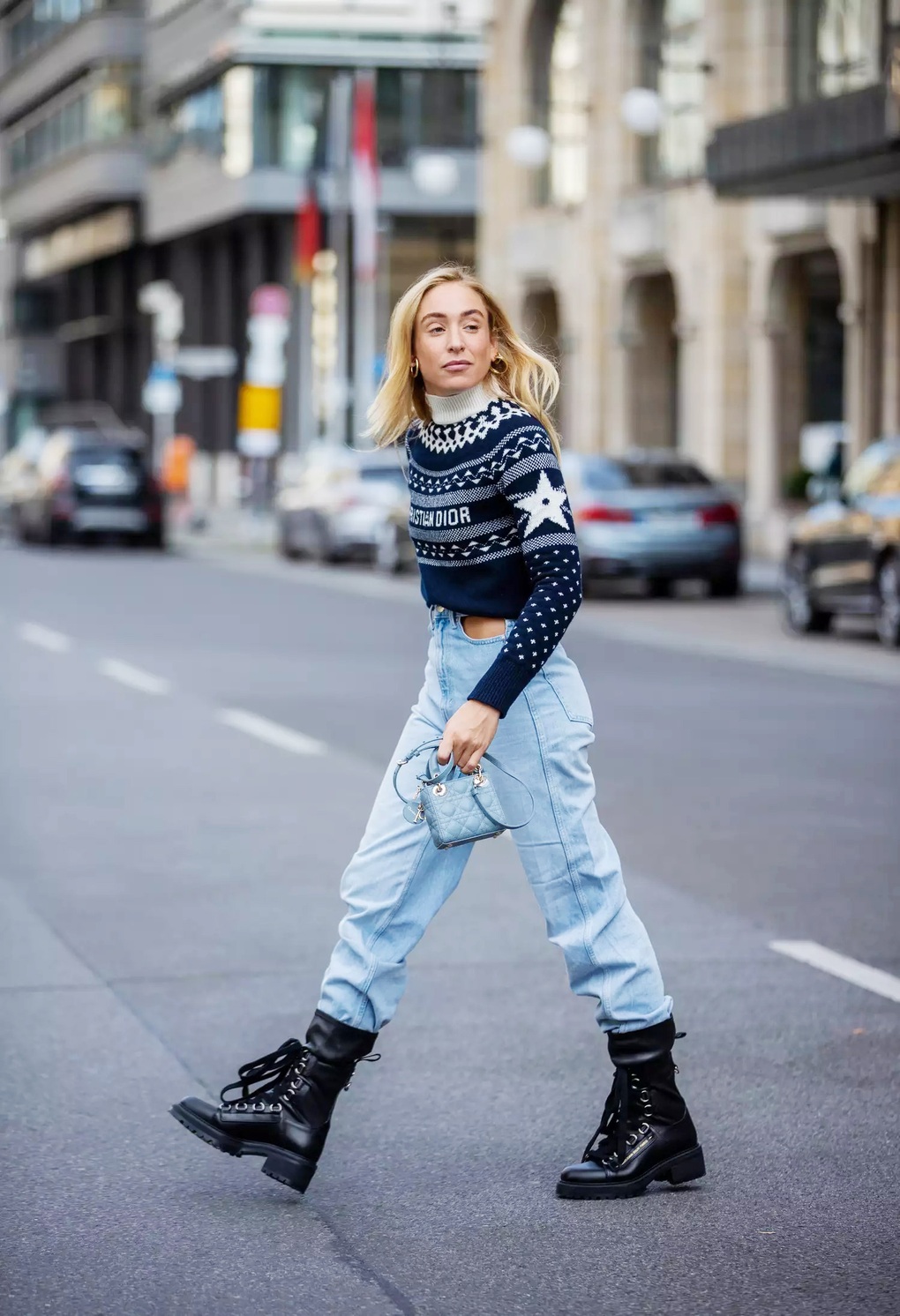 10 kiểu giày lý tưởng để phối với quần jeans - Ảnh 10. 10 kiểu giày lý tưởng để phối với quần jeans - Ảnh 10.