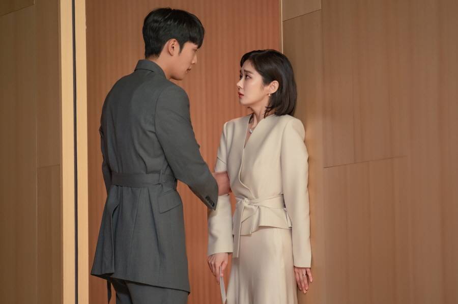 Thời trang công sở sang trọng, chuẩn thanh lịch của Jang Nara trong phim mới - Ảnh 7. Thời trang công sở sang trọng, chuẩn thanh lịch của Jang Nara trong phim mới - Ảnh 7.