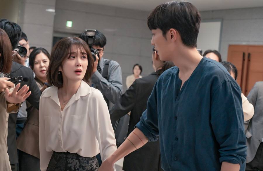 Thời trang công sở sang trọng, chuẩn thanh lịch của Jang Nara trong phim mới - Ảnh 8. Thời trang công sở sang trọng, chuẩn thanh lịch của Jang Nara trong phim mới - Ảnh 8.