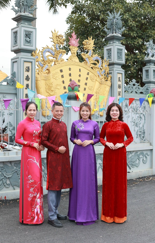 NTK Hoàng Ly 'khai kim khai kéo' đầu năm tại đền thờ Tổ nghề may Trạch Xá - Ảnh 8. NTK Hoàng Ly 'khai kim khai kéo' đầu năm tại đền thờ Tổ nghề may Trạch Xá - Ảnh 8.