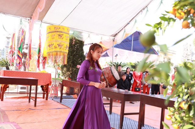 NTK Hoàng Ly 'khai kim khai kéo' đầu năm tại đền thờ Tổ nghề may Trạch Xá - Ảnh 6. NTK Hoàng Ly 'khai kim khai kéo' đầu năm tại đền thờ Tổ nghề may Trạch Xá - Ảnh 6.