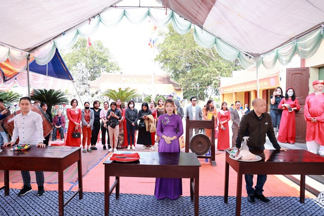 NTK Hoàng Ly 'khai kim khai kéo' đầu năm tại đền thờ Tổ nghề may Trạch Xá - Ảnh 4. NTK Hoàng Ly 'khai kim khai kéo' đầu năm tại đền thờ Tổ nghề may Trạch Xá - Ảnh 4.