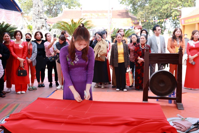 NTK Hoàng Ly 'khai kim khai kéo' đầu năm tại đền thờ Tổ nghề may Trạch Xá - Ảnh 7. NTK Hoàng Ly 'khai kim khai kéo' đầu năm tại đền thờ Tổ nghề may Trạch Xá - Ảnh 7.
