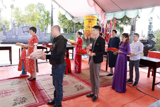 NTK Hoàng Ly 'khai kim khai kéo' đầu năm tại đền thờ Tổ nghề may Trạch Xá - Ảnh 3. NTK Hoàng Ly 'khai kim khai kéo' đầu năm tại đền thờ Tổ nghề may Trạch Xá - Ảnh 3.