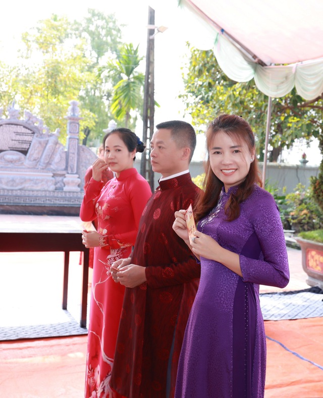NTK Hoàng Ly 'khai kim khai kéo' đầu năm tại đền thờ Tổ nghề may Trạch Xá - Ảnh 5. NTK Hoàng Ly 'khai kim khai kéo' đầu năm tại đền thờ Tổ nghề may Trạch Xá - Ảnh 5.