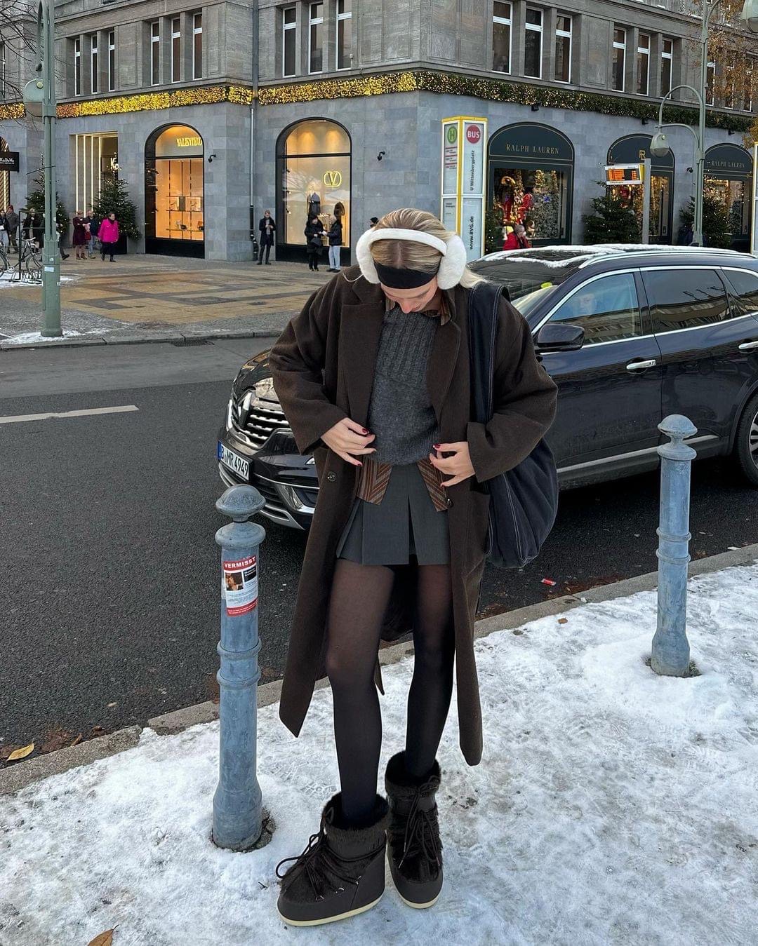 Mùa này phải mua áo len trễ vai giống Jennie: Vừa xinh xỉu, vừa phối được vô vàn outfit- Ảnh 7. Mùa này phải mua áo len trễ vai giống Jennie: Vừa xinh xỉu, vừa phối được vô vàn outfit- Ảnh 7.