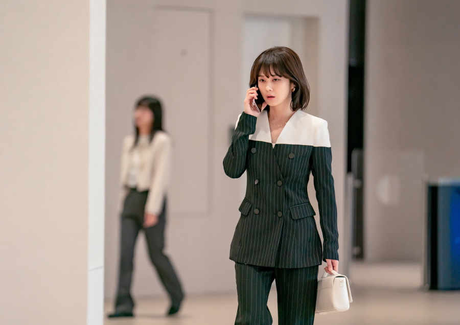 Thời trang công sở sang trọng, chuẩn thanh lịch của Jang Nara trong phim mới - Ảnh 9. Thời trang công sở sang trọng, chuẩn thanh lịch của Jang Nara trong phim mới - Ảnh 9.