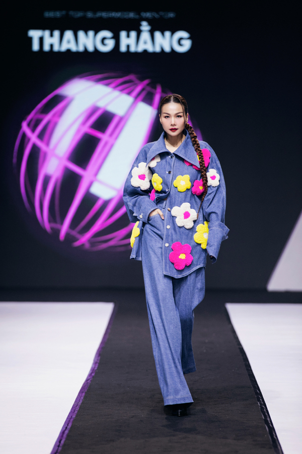 Khán giả xót xa khi Thanh Hằng bị sốt vẫn cố gắng sải bước trên sàn catwalk - Ảnh 2. Khán giả xót xa khi Thanh Hằng bị sốt vẫn cố gắng sải bước trên sàn catwalk - Ảnh 2.