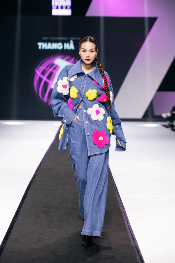 Khán giả xót xa khi Thanh Hằng bị sốt vẫn cố gắng sải bước trên sàn catwalk - Ảnh 3. Khán giả xót xa khi Thanh Hằng bị sốt vẫn cố gắng sải bước trên sàn catwalk - Ảnh 3.