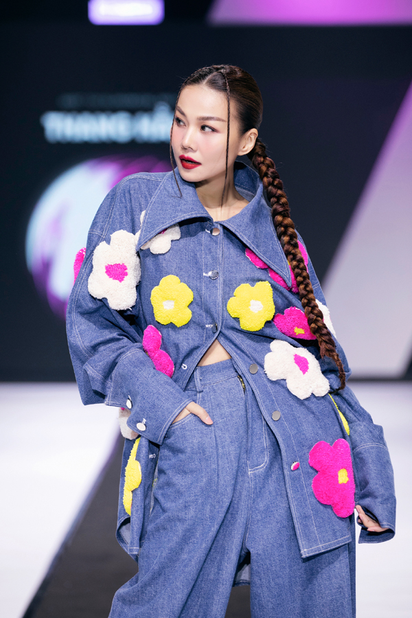 Khán giả xót xa khi Thanh Hằng bị sốt vẫn cố gắng sải bước trên sàn catwalk - Ảnh 4. Khán giả xót xa khi Thanh Hằng bị sốt vẫn cố gắng sải bước trên sàn catwalk - Ảnh 4.
