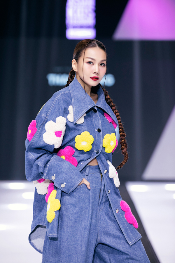 Khán giả xót xa khi Thanh Hằng bị sốt vẫn cố gắng sải bước trên sàn catwalk - Ảnh 5. Khán giả xót xa khi Thanh Hằng bị sốt vẫn cố gắng sải bước trên sàn catwalk - Ảnh 5.