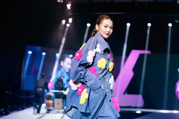 Khán giả xót xa khi Thanh Hằng bị sốt vẫn cố gắng sải bước trên sàn catwalk - Ảnh 7. Khán giả xót xa khi Thanh Hằng bị sốt vẫn cố gắng sải bước trên sàn catwalk - Ảnh 7.
