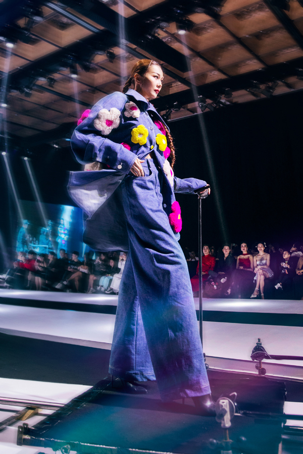 Khán giả xót xa khi Thanh Hằng bị sốt vẫn cố gắng sải bước trên sàn catwalk - Ảnh 8. Khán giả xót xa khi Thanh Hằng bị sốt vẫn cố gắng sải bước trên sàn catwalk - Ảnh 8.