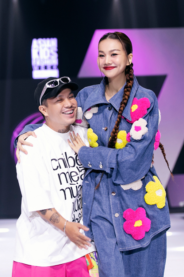 Khán giả xót xa khi Thanh Hằng bị sốt vẫn cố gắng sải bước trên sàn catwalk - Ảnh 9. Khán giả xót xa khi Thanh Hằng bị sốt vẫn cố gắng sải bước trên sàn catwalk - Ảnh 9.